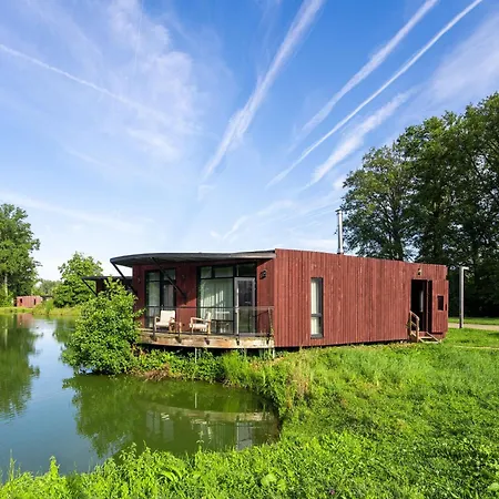 Stylish Retreat With Garden *